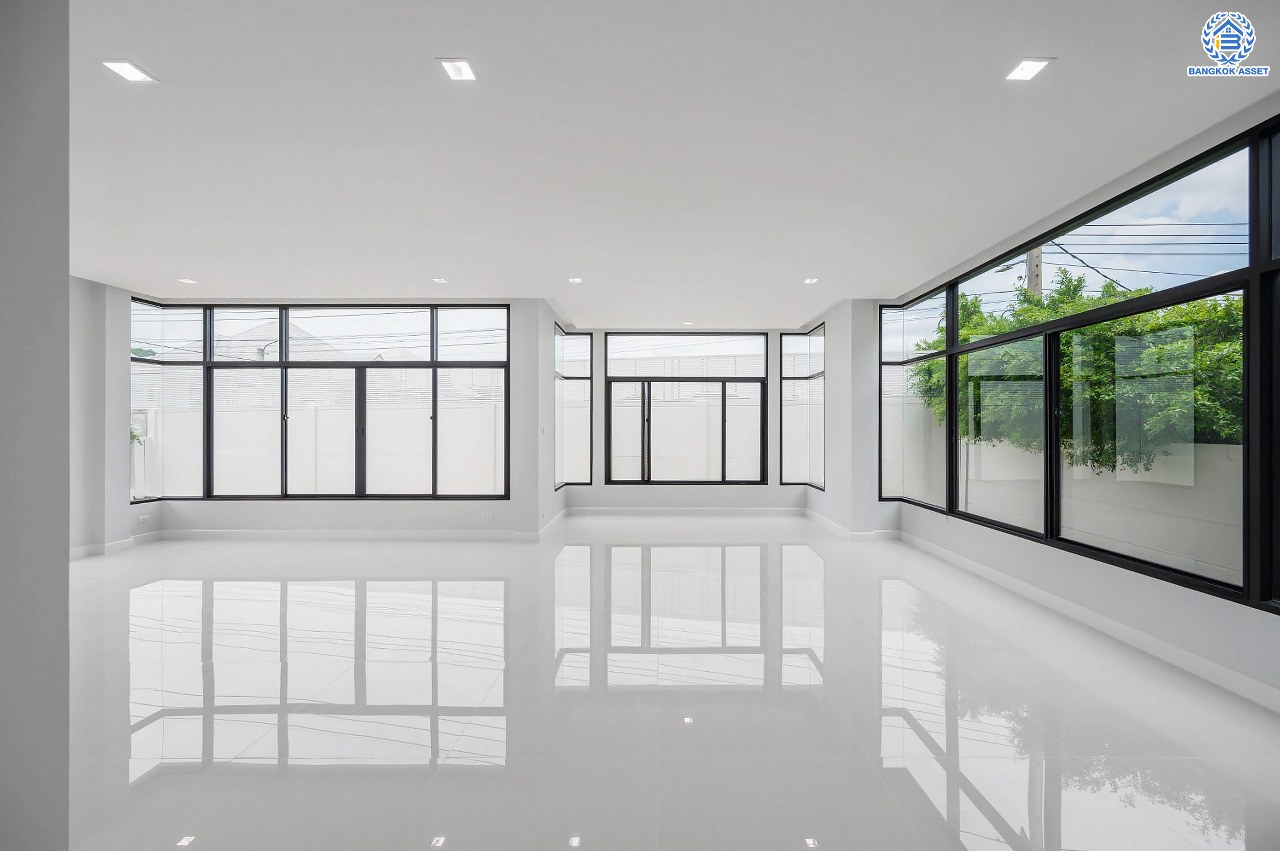 คฤหาสน์สุดหรู ดีไซน์สุด Luxury ติดถนนบรมราชชนนี โครงการ เดอะแกรนด์ ปิ่นเกล้า หลังมุม บนเนื้อที่ถึง 111.6 ตร.ว. ฟังก์ชัน 4 ห้องนอน 5 ห้องน้ำ 1 ห้องแม่บ้าน จอดรถได้ 2 คัน พร้อมบรรยากาศ Private บนทำเลเชื่อมต่อหลายเส้นทาง อาทิถนนบรมราชชนนี, ถนนพุทธมณฑลสาย3 ใกล้เซ็นทรัล ปิ่นเกล้า, ม.มหิดล และทางคู่ขนานลอยฟ้าบรมราชชนนี...